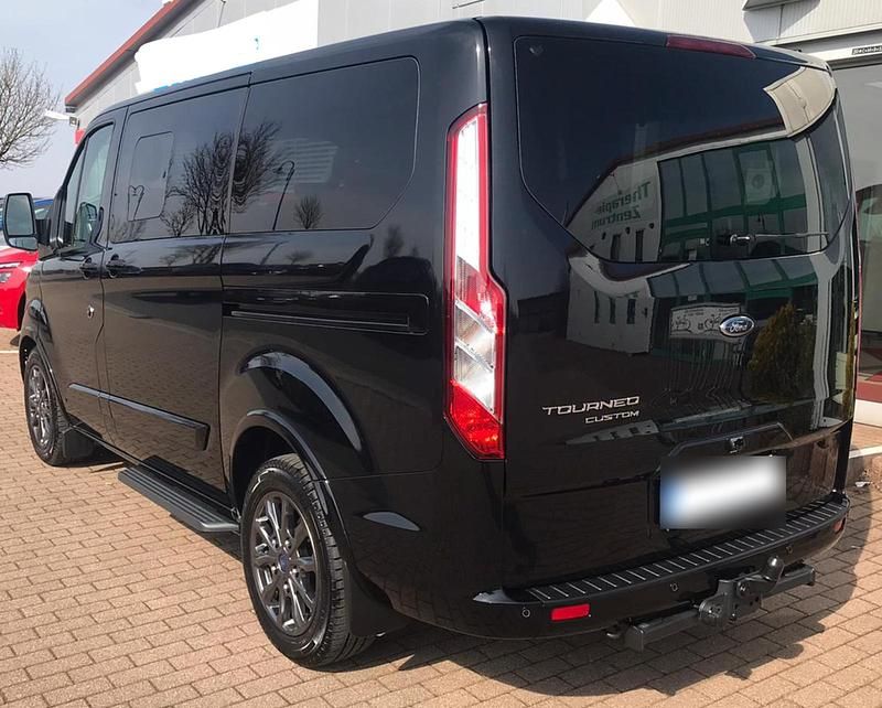 Gebraucht Ford Tourneo 185 PS (136 kW) 2021 Schwarz Van / Kleinbus