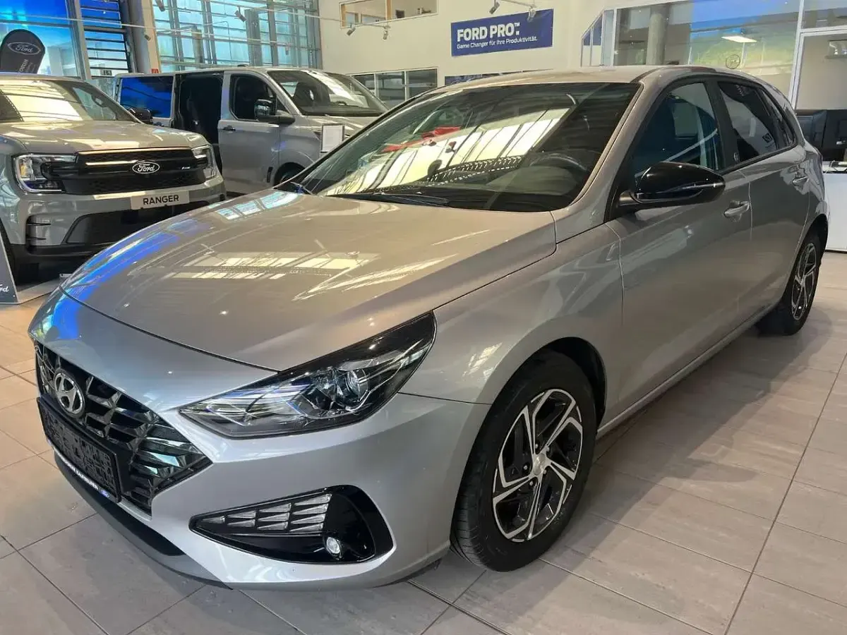 Gebraucht Hyundai i30 Edition 120 PS (88 kW) 2022 Shimmering silver Limousine