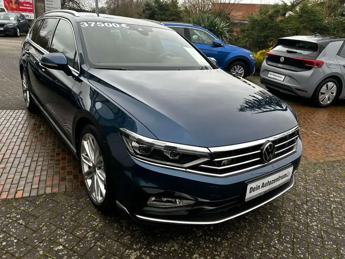 Gebraucht VW Passat Elegance 150 PS (110 kW) 2023 Aquamarinblau metallic (metallic) Kombi