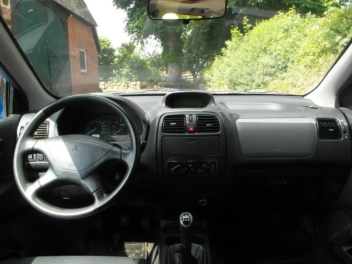 Gebraucht Mitsubishi Space Star 122 PS (89 kW) 1999 Blau Van / Kleinbus