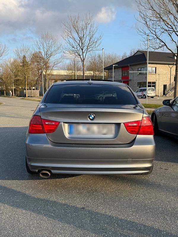 Gebraucht BMW 320 177 PS (130 kW) 2009 Grau Limousine