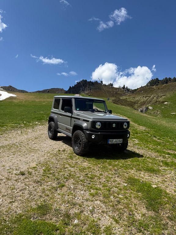 Grau Gebraucht 2024 Suzuki Jimny Comfort SUV | 34.900 € (Teuer) - Bild 1/4