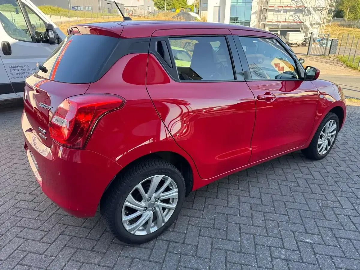 Gebraucht Suzuki Swift Comfort 83 PS (61 kW) 2023 Bright red Kleinwagen