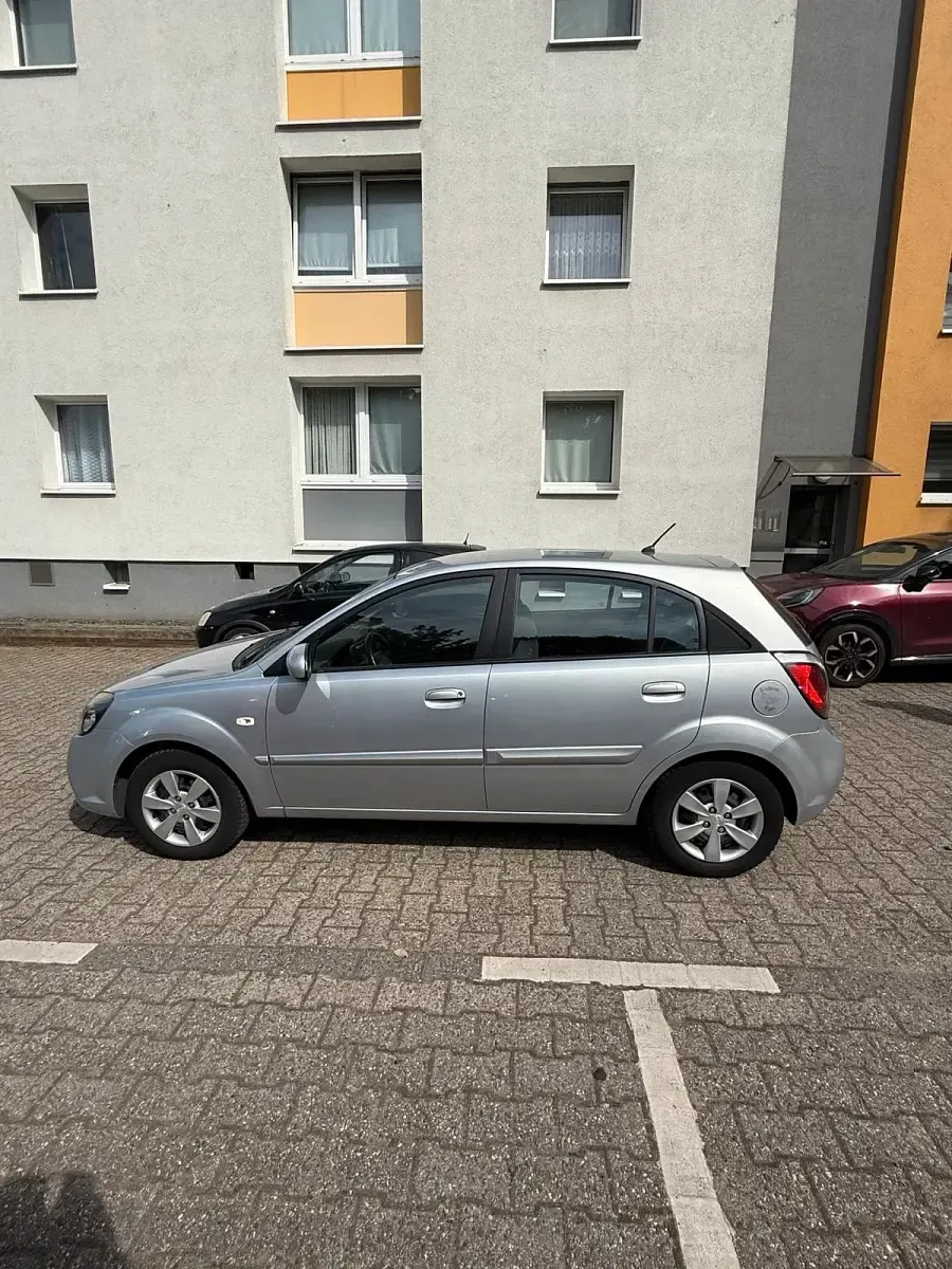 Gebraucht Kia Rio 71 PS (52 kW) 2010 Silber Kleinwagen