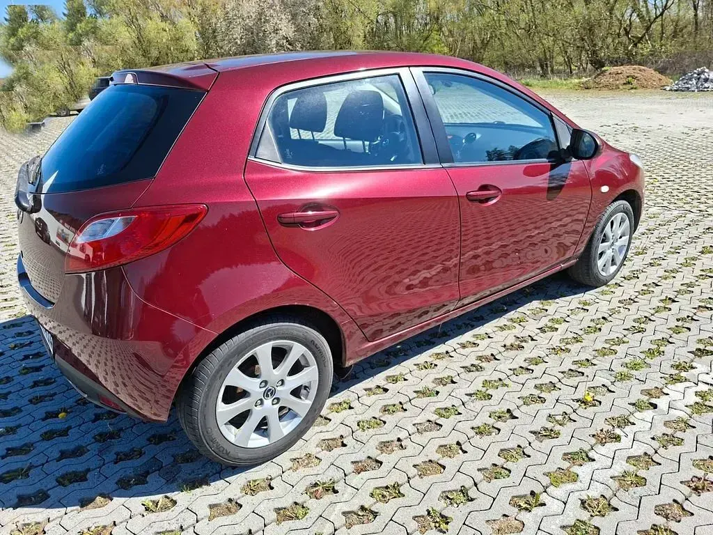 Używany Mazda 2 Center-Line 95 KM (69 kW) 2013 Czerwony Hatchback