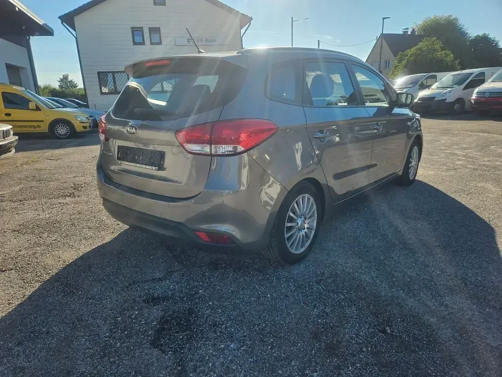 Gebraucht Kia Carens Attract 135 PS (99 kW) 2014 Silber Van / Kleinbus