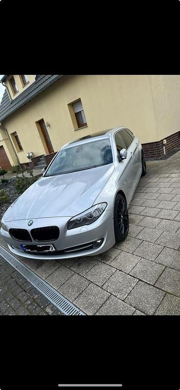 Silber Gebraucht 2011 BMW 530 Kombi | 14.900 € (Fairer Preis) - Bild 1/4