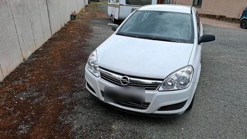 Weiß Gebraucht 2009 Opel Astra Limousine | 1.950 € (Guter Preis) - Bild 1/4