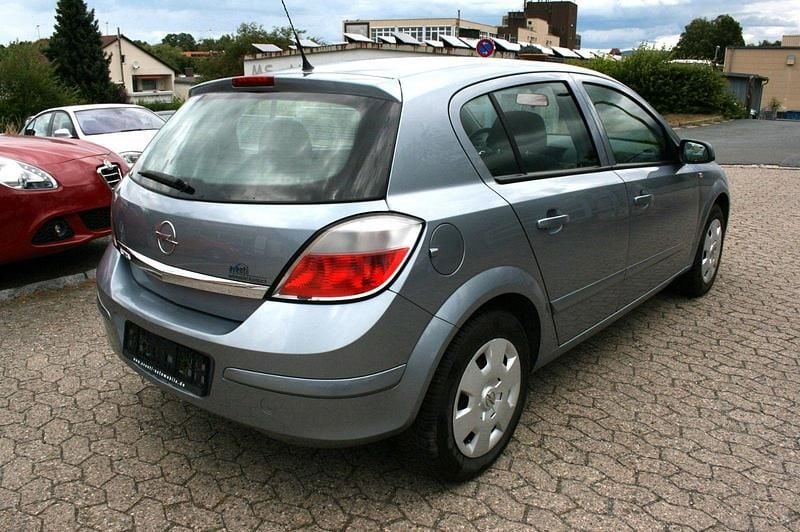 Gebraucht Opel Astra Edition 90 PS (66 kW) 2005 Silber Limousine