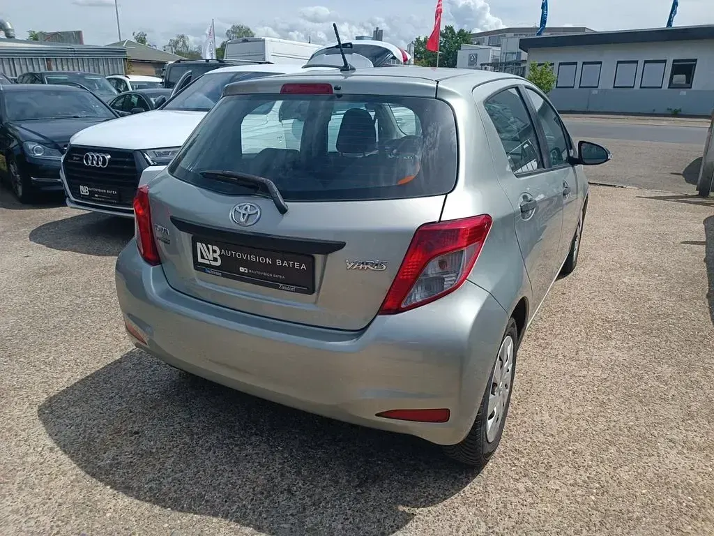 Gebraucht Toyota Yaris Cool 90 PS (66 kW) 2012 Silber Kleinwagen