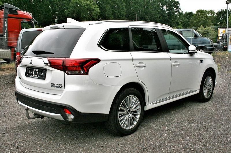 Second-hand Mitsubishi Outlander P-HEV Plus 203 CP (149 kW) 2017 Alb SUV