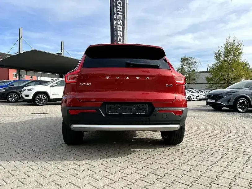 Gebraucht Volvo XC40 Plus 197 PS (144 kW) 2023 Fusion red (metallic) SUV