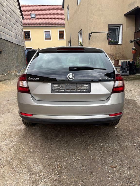 Używany Skoda Rapid Ambition 90 KM (66 kW) 2015 Złoty Hatchback