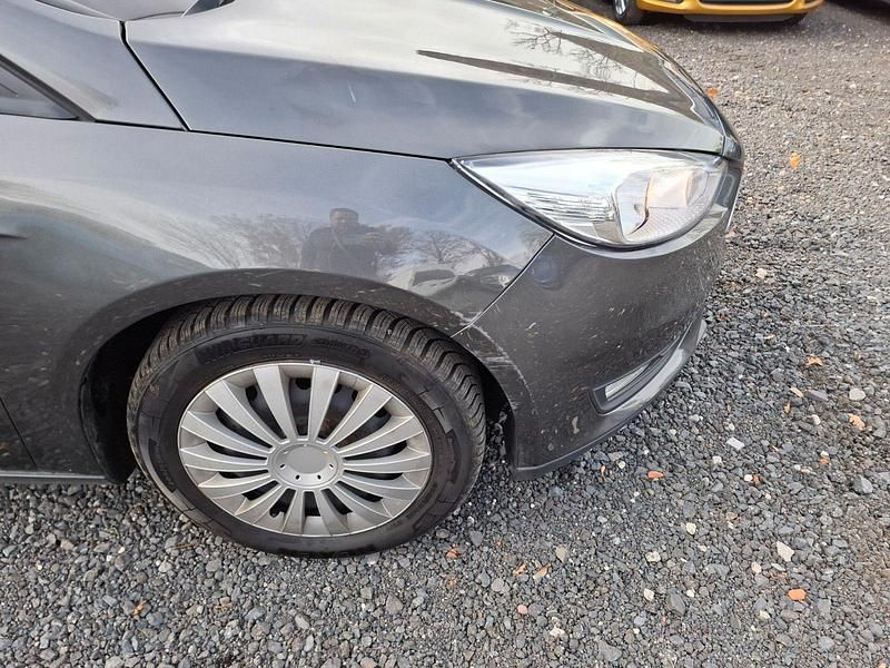 Gebraucht Ford Focus Business Edition 125 PS (91 kW) 2017 Grau Kombi