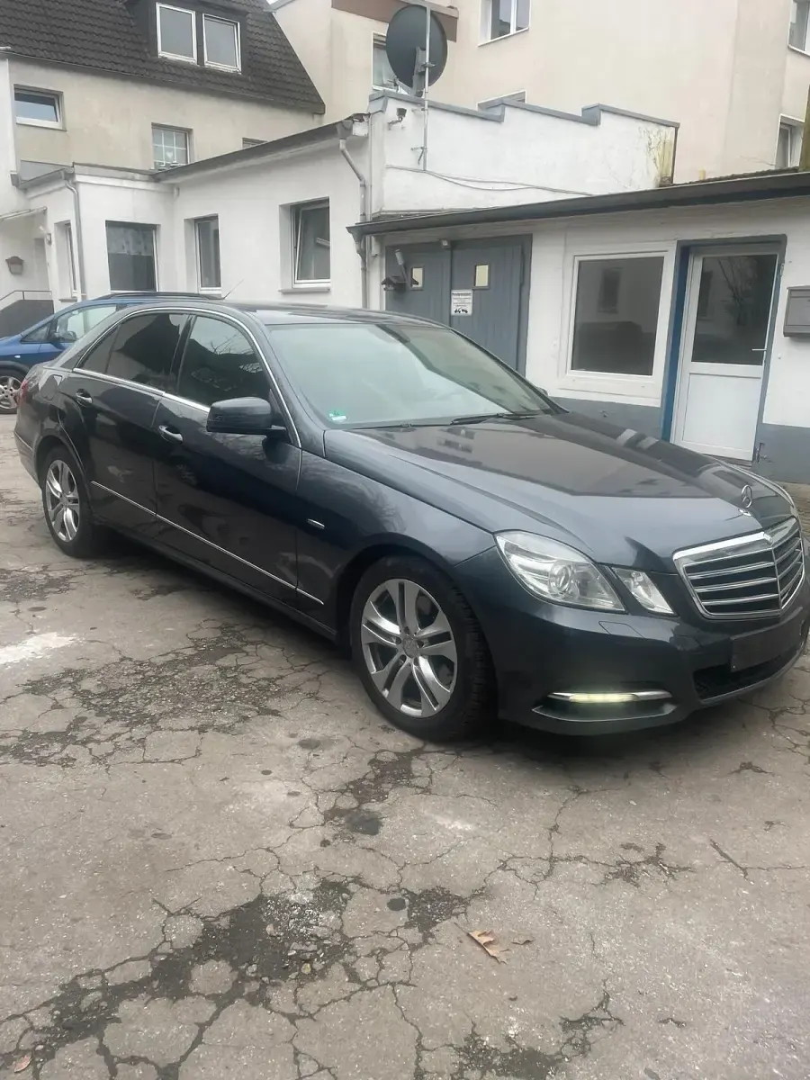 Gebraucht Mercedes E250 204 PS (150 kW) 2011 Grau Limousine