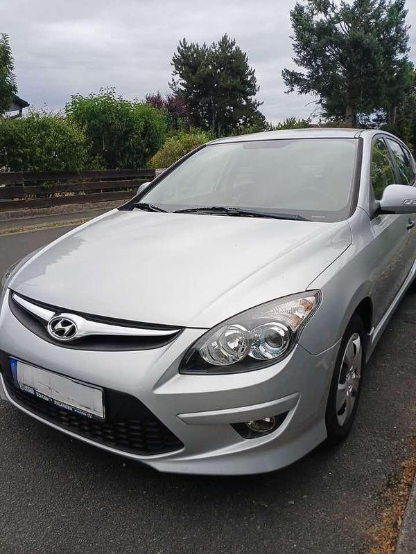 Silber Gebraucht 2011 Hyundai i30 Classic Limousine | 4.900 € (Etwas zu teuer) - Bild 1/4