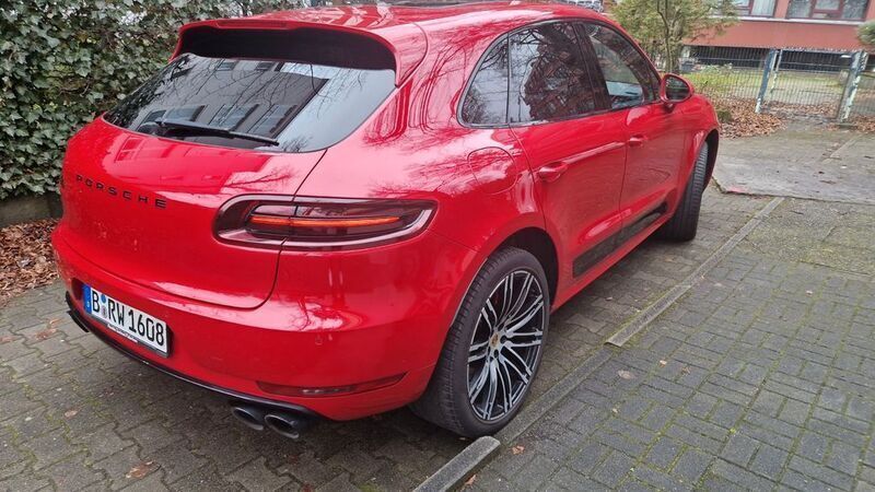 Rot Gebraucht 2018 Porsche Macan Turbo Performance Package SUV | 46.300 € (Superpreis) - Bild 1/4