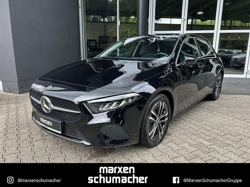 Lack kosmosschwarz Gebraucht 2024 Mercedes A180 Limousine | 33.480 € (Teuer) - Bild 1/4