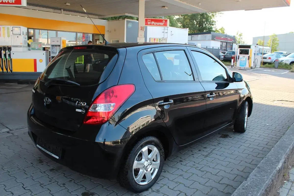 Gebraucht Hyundai i20 78 PS (57 kW) 2011 Schwarz Kleinwagen