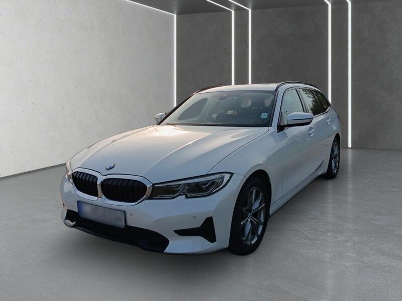 Mineralweiss metallic Gebraucht 2022 BMW 318 Sport Line Kombi | 26.820 € (Fairer Preis) - Bild 1/4