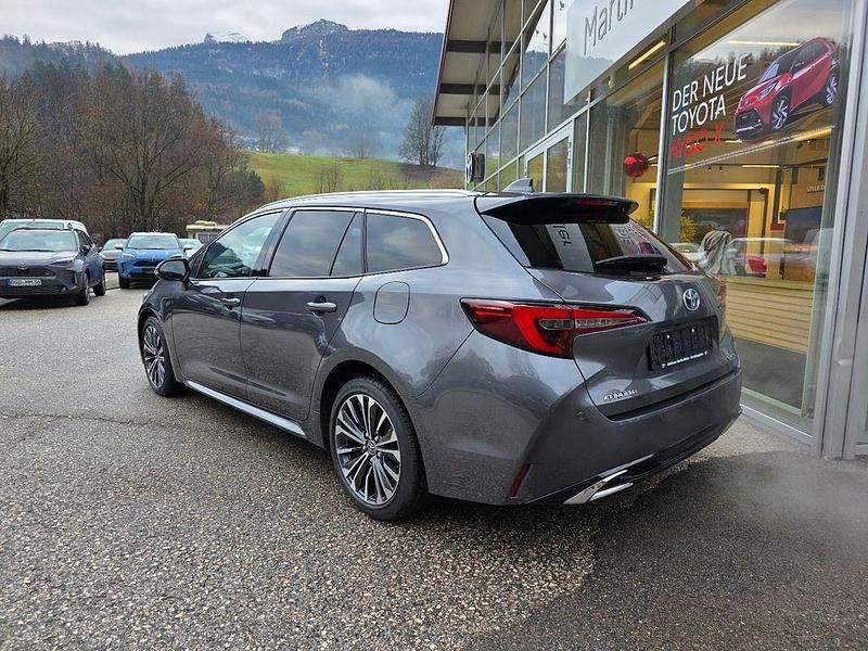 Neu Toyota Corolla 98 PS (72 kW) 2025 Grau Kombi