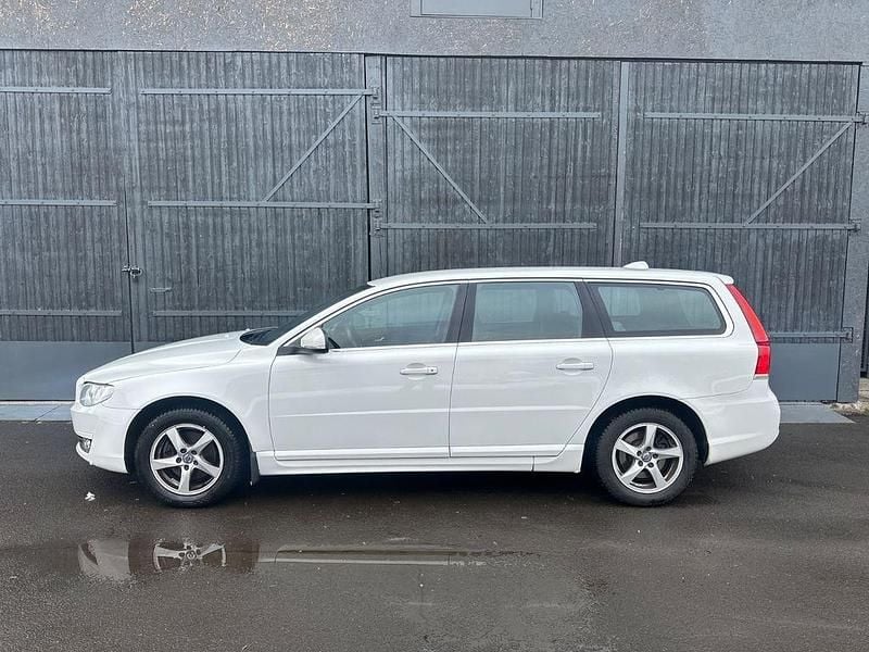 Gebraucht Volvo V70 120 PS (88 kW) 2016 Ice white Kombi
