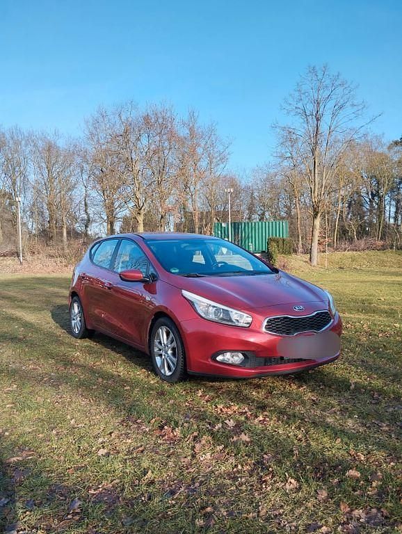 Gebraucht Kia Ceed 99 PS (72 kW) 2013 Rot Kleinwagen