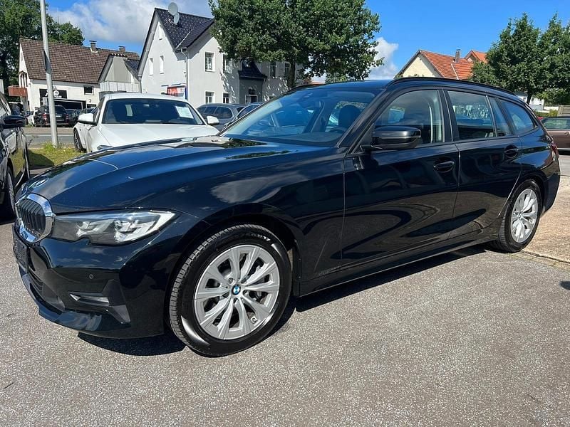 Schwarz Gebraucht 2020 BMW 330 Advantage Kombi | 24.500 € (Superpreis) - Bild 1/4