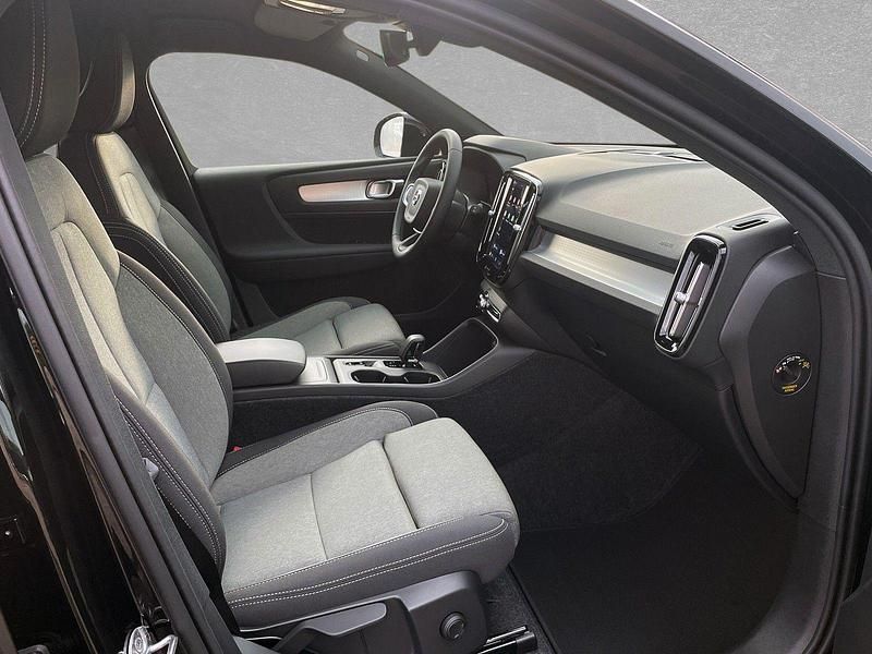 Neu Volvo XC40 Core 163 PS (119 kW) 2025 Onyx schwarz SUV