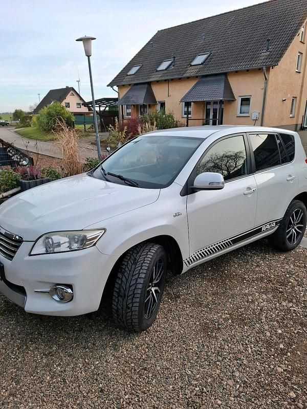 Weiß Gebraucht 2011 Toyota RAV4 SUV | 12.700 € (Etwas zu teuer) - Bild 1/4