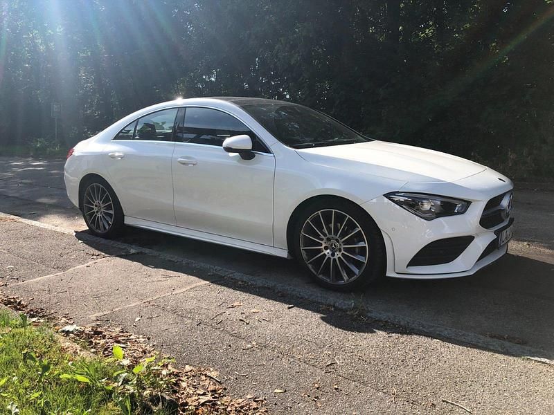 Weiß Gebraucht 2020 Mercedes CLA180 AMG line Limousine | 29.980 € (Teuer) - Bild 1/4