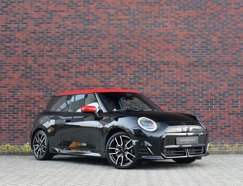 Schwarz Gebraucht 2024 Mini Cooper Kleinwagen | 31.938 € - Bild 1/4