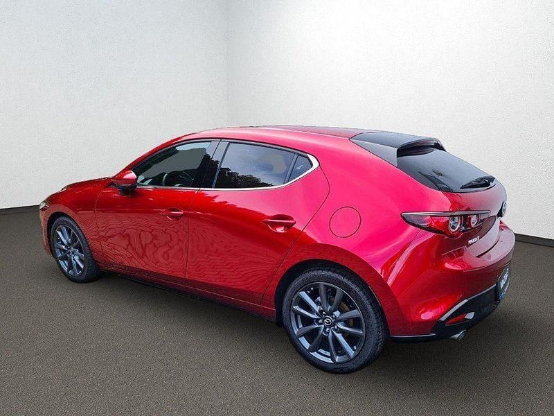 Neu Mazda 3 Exclusive 122 PS (89 kW) 2025 Rot Limousine