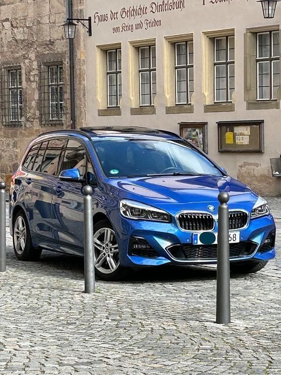 Blau Gebraucht 2020 BMW 220 Gran Tourer M Sport Van / Kleinbus | 29.500 € (Teuer) - Bild 1/4