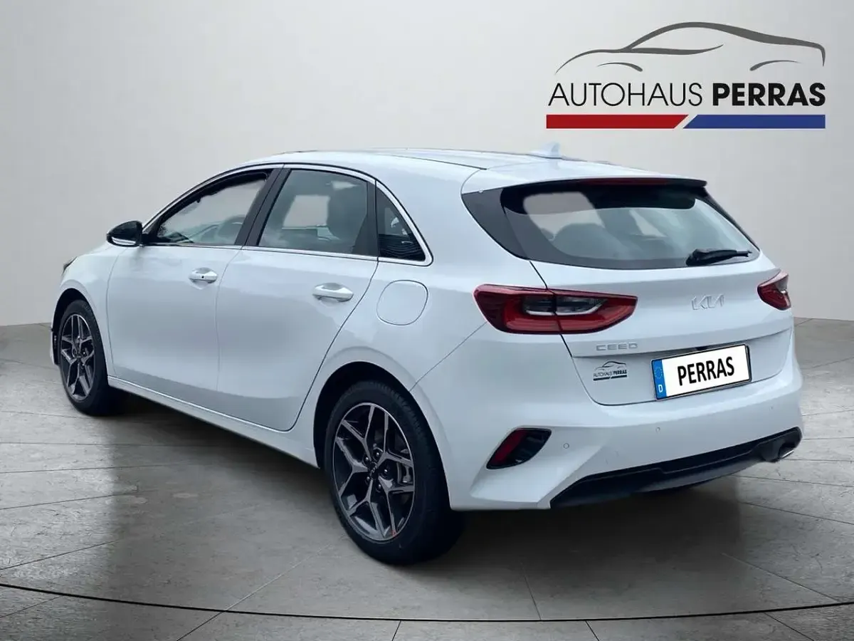 Neu Kia Ceed Spirit 140 PS (102 kW) 2025 Deluxeweiß metallic Kleinwagen