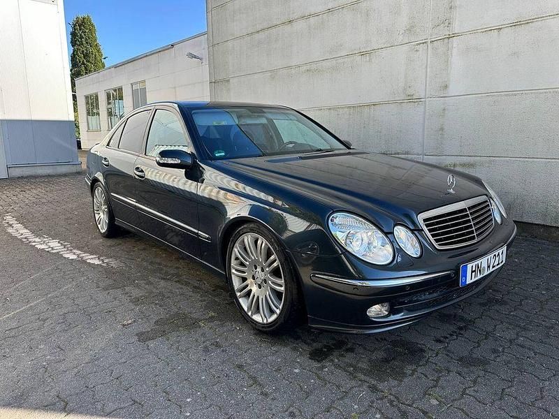 Blau Gebraucht 2002 Mercedes E320 Avantgarde Limousine | 6.590 € (Etwas zu teuer) - Bild 1/4