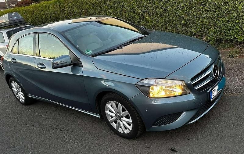 Blau Gebraucht 2013 Mercedes A200 Kleinwagen | 11.400 € (Guter Preis) - Bild 1/4