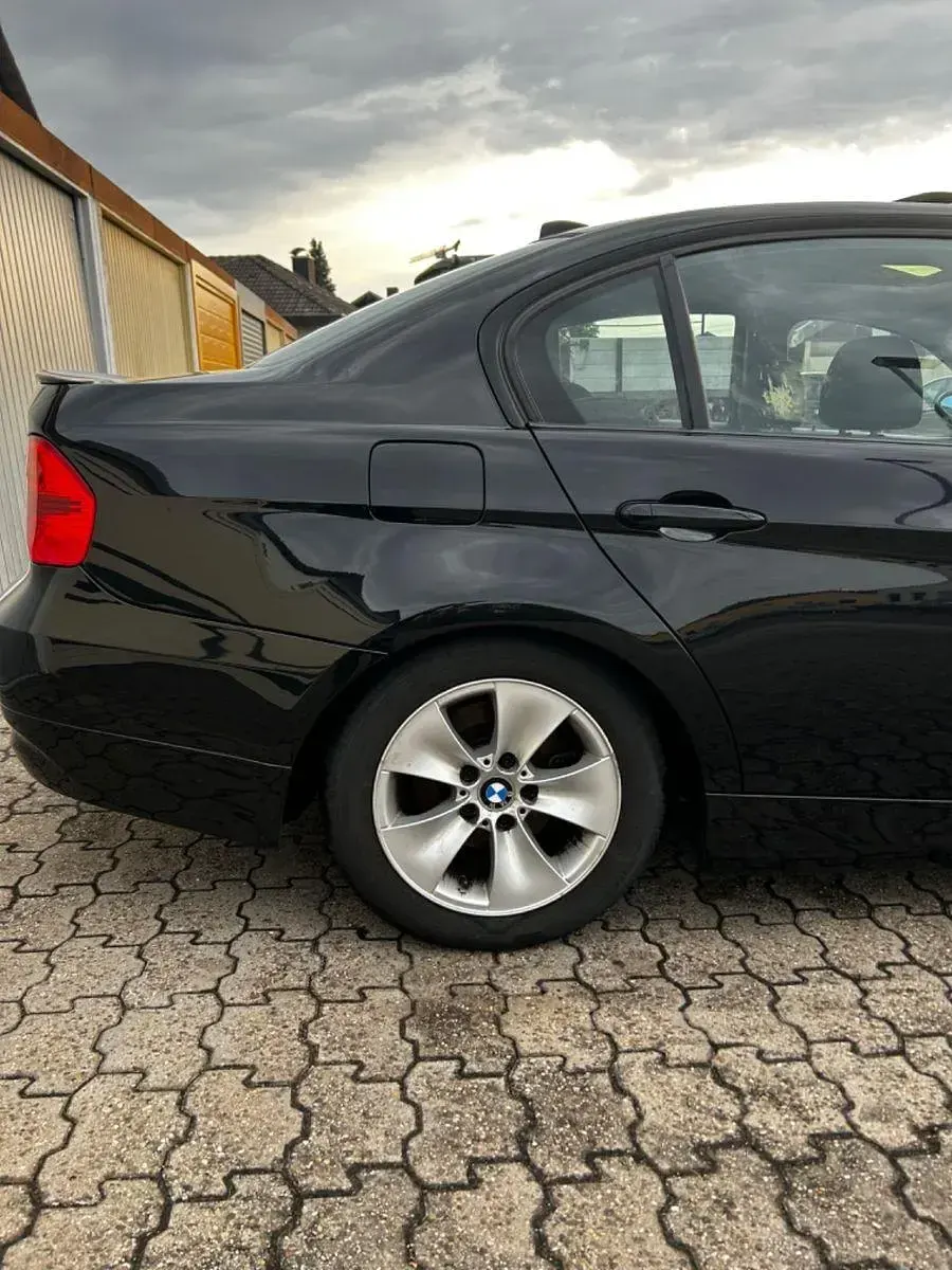 Gebraucht BMW 320 170 PS (125 kW) 2008 Schwarz Limousine
