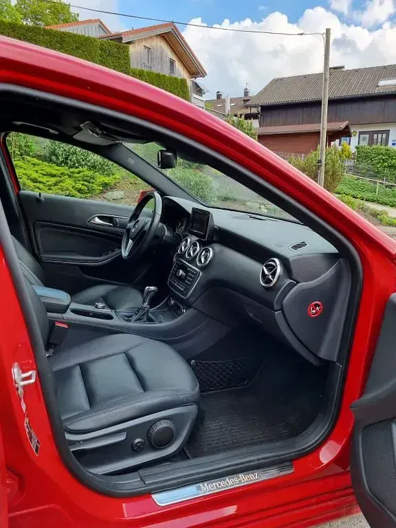 Gebraucht Mercedes A180 Urban 122 PS (89 kW) 2013 Rot Kleinwagen