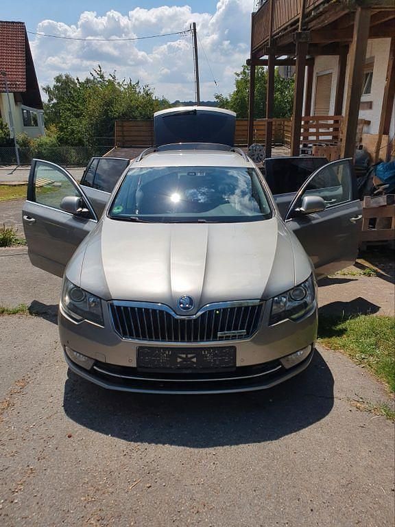 Grau Gebraucht 2014 Skoda Superb GreenLine Limousine | 6.200 € (Guter Preis) - Bild 1/4