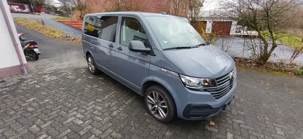 Gebraucht VW Multivan Trendline 150 PS (110 kW) 2021 Grau Van / Kleinbus