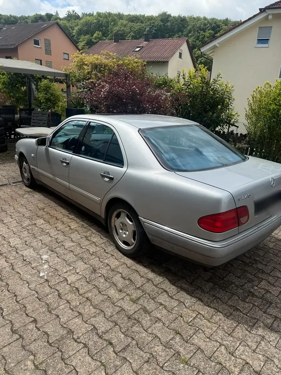 Gebraucht Mercedes E240 170 PS (125 kW) 1998 Silber Limousine
