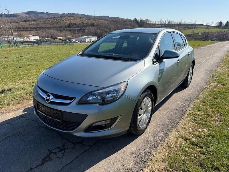 Gebraucht Opel Astra Edition 165 PS (121 kW) 2013 Silber Limousine