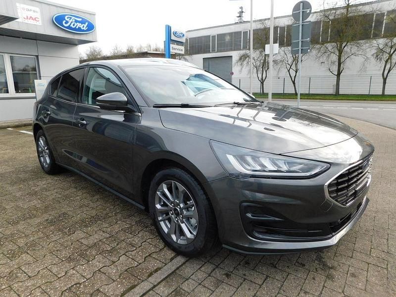 Neu Ford Focus Titanium 116 PS (85 kW) 2025 Grau Limousine