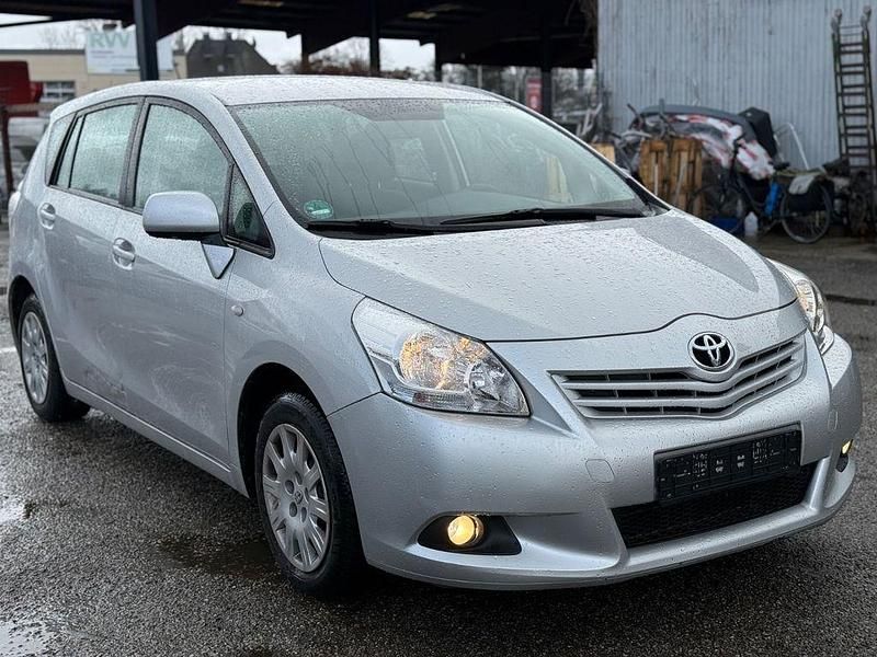 Gebraucht Toyota Verso 147 PS (108 kW) 2009 Silber Van / Kleinbus