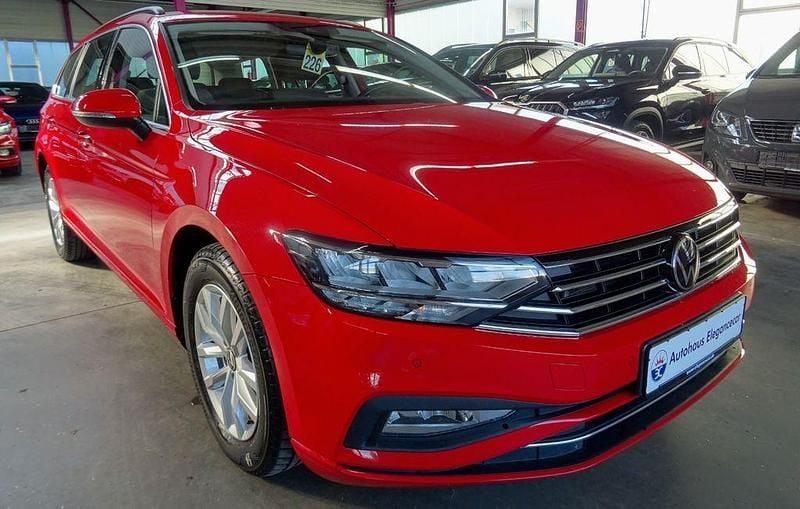 Gebraucht VW Passat 122 PS (89 kW) 2023 Rot Kombi