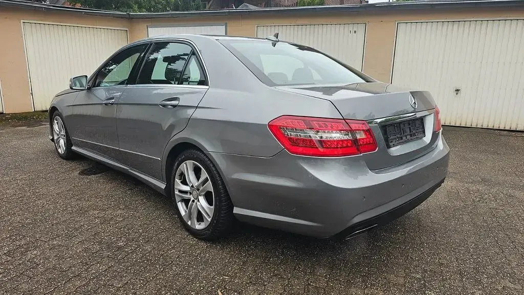 Gebraucht Mercedes E300 204 PS (150 kW) 2012 Palladiumsilber Limousine