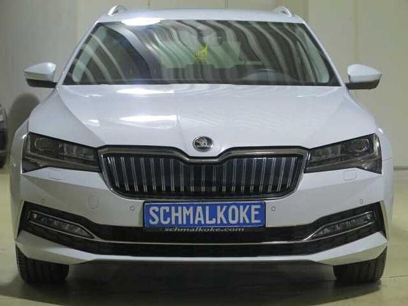 Gebraucht Skoda Superb Style 218 PS (160 kW) 2023 Moon white (metallic) Kombi