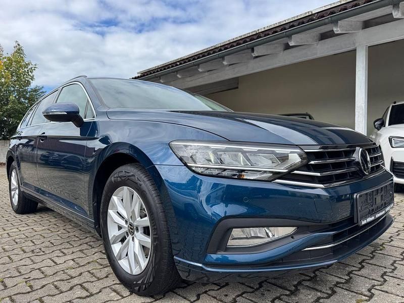 Blau Gebraucht 2023 VW Passat Business Limousine | 20.490 € (Superpreis) - Bild 1/4