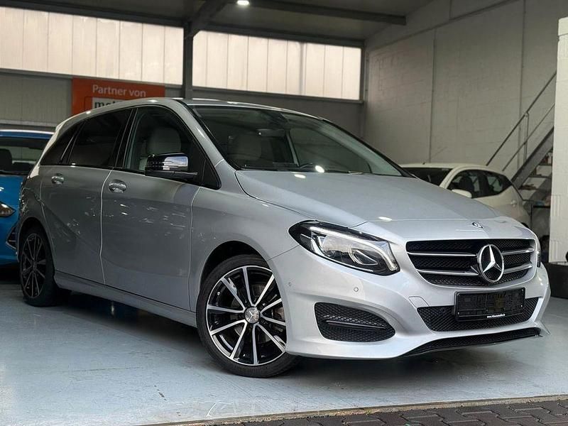 Gebraucht Mercedes B200 Night 156 PS (114 kW) 2015 Silber Van / Kleinbus